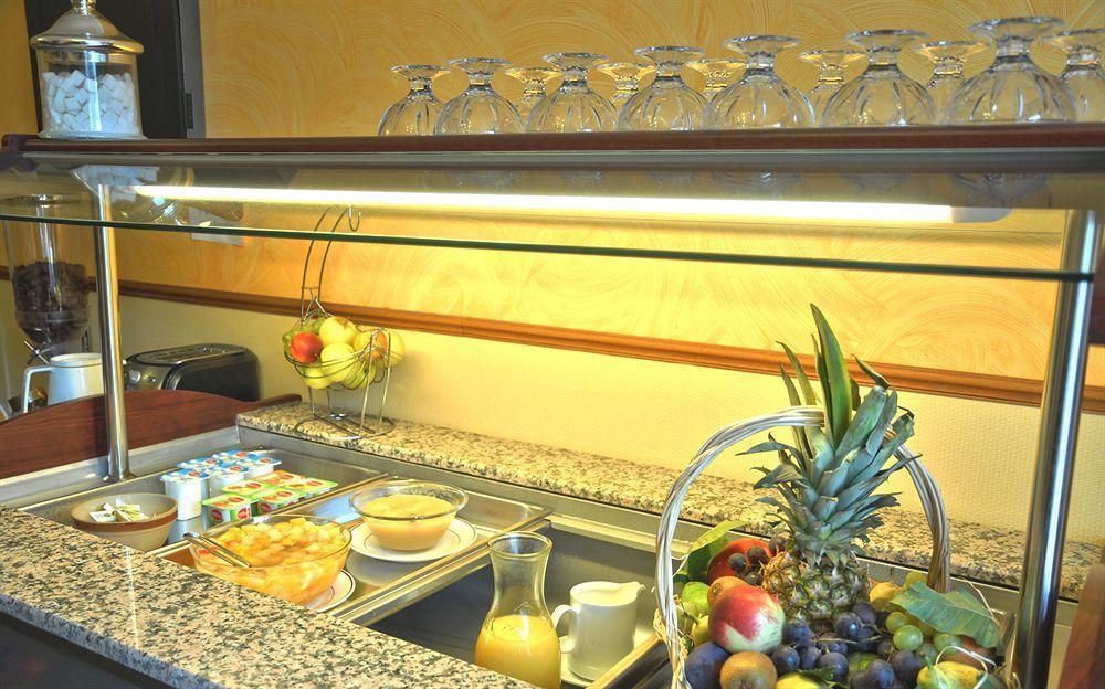 Hotel Ecusson Saint-Hilaire-de-Brethmas Екстер'єр фото