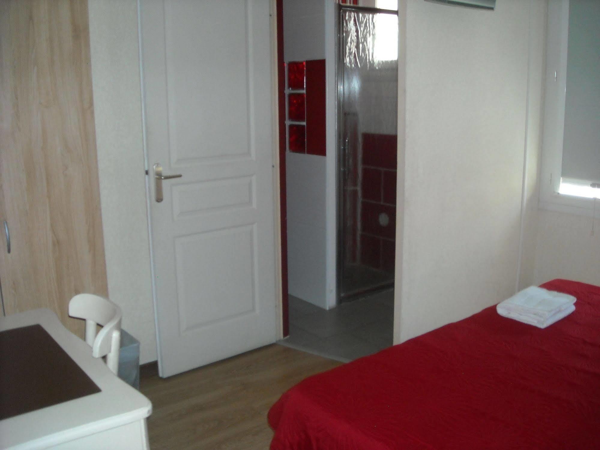 Hotel Ecusson Saint-Hilaire-de-Brethmas Екстер'єр фото
