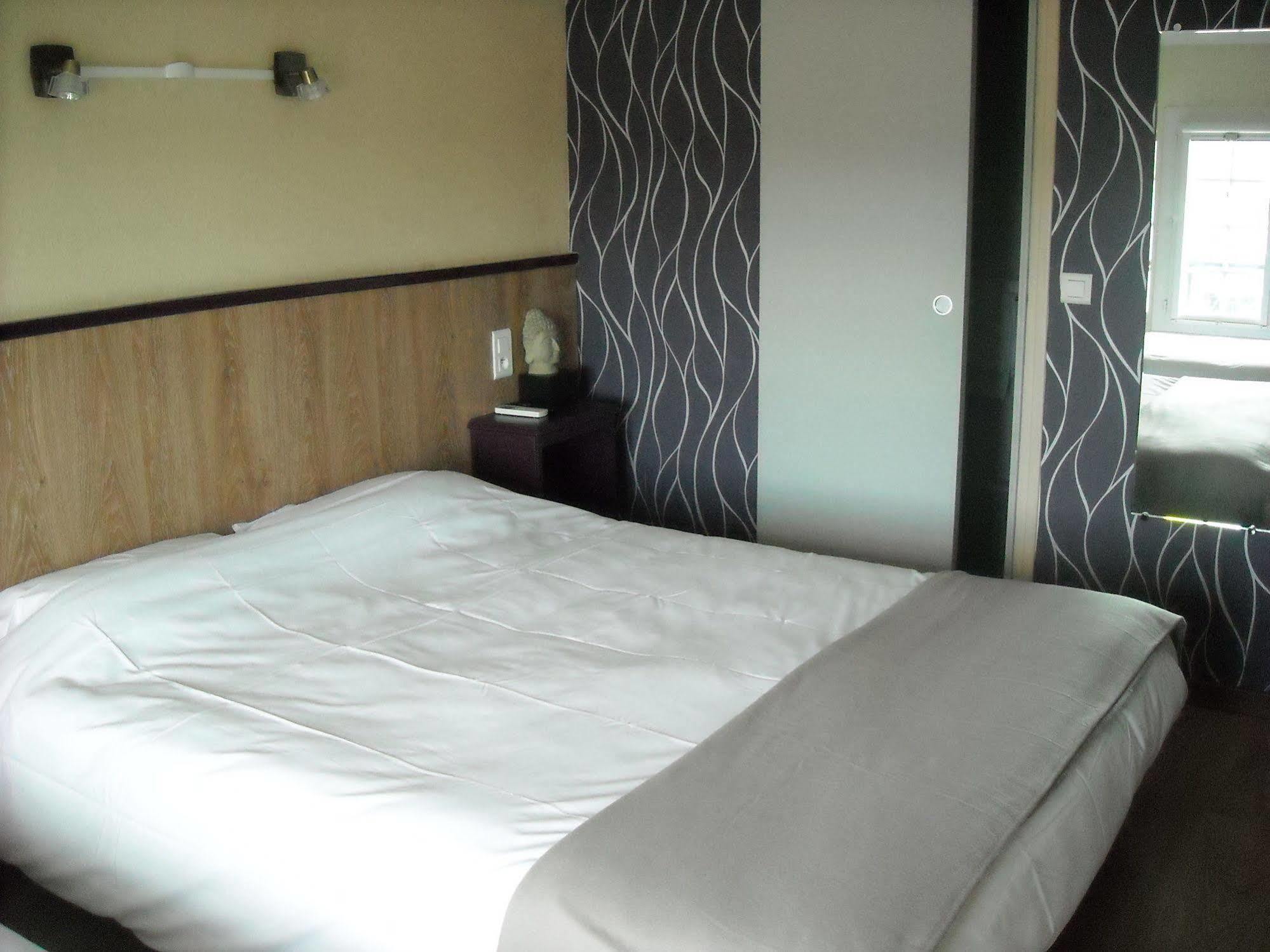 Hotel Ecusson Saint-Hilaire-de-Brethmas Екстер'єр фото